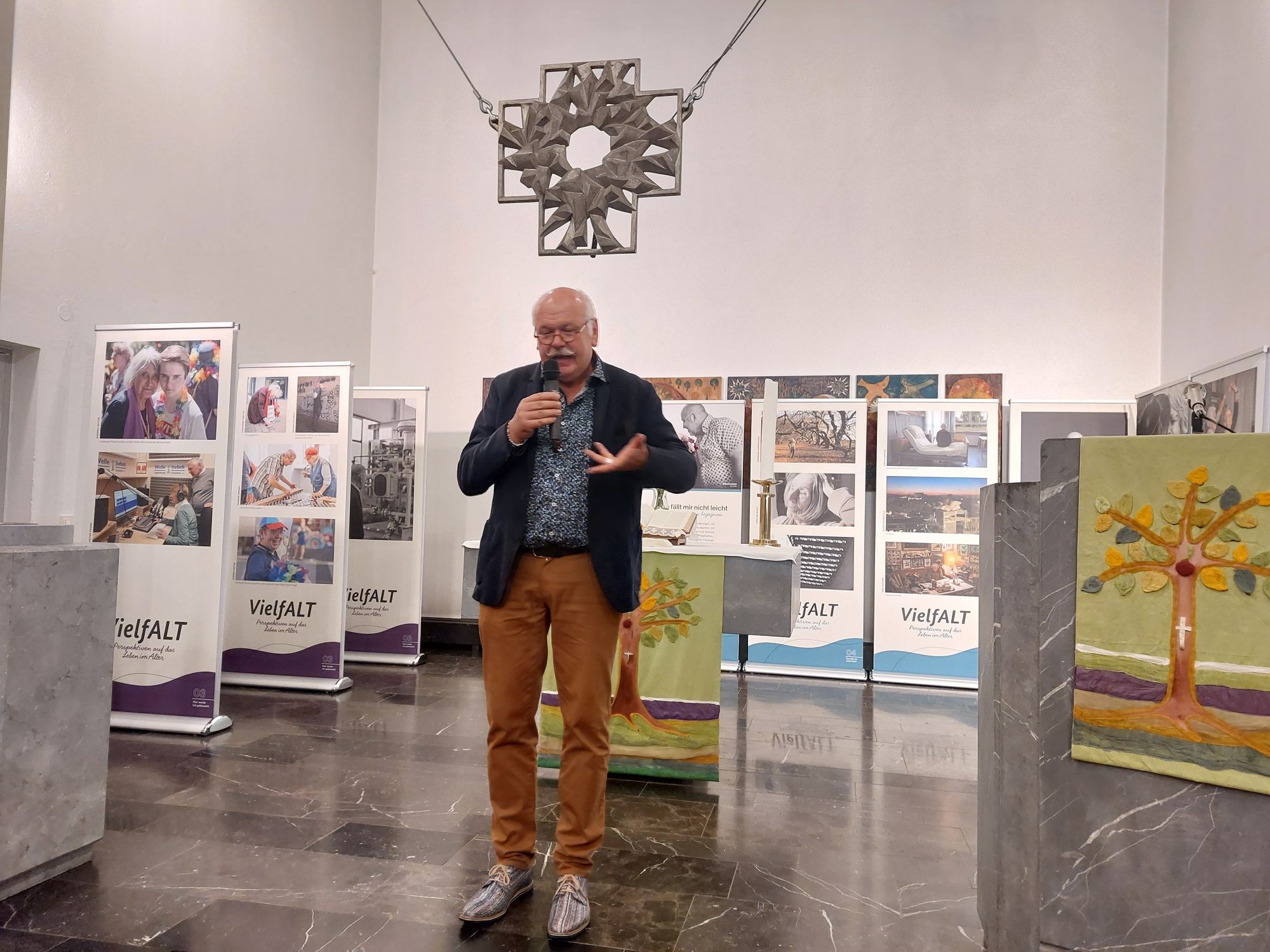 Ausstellung „VielfALT“ - Die Ausstellung eröffnete Pfarrer Joachim Leberecht.